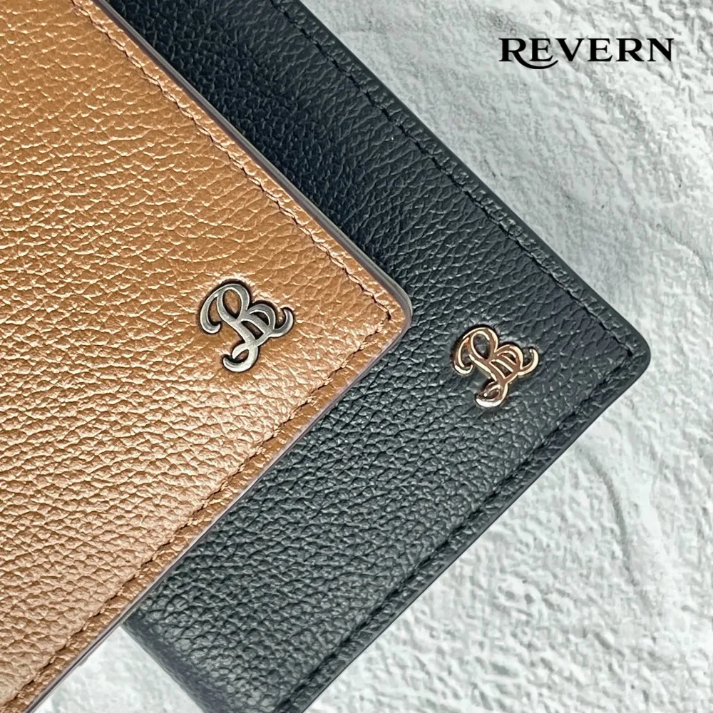 탄브라운과 검정 가죽 모서리에 부착된 REVERN 메탈 로고
